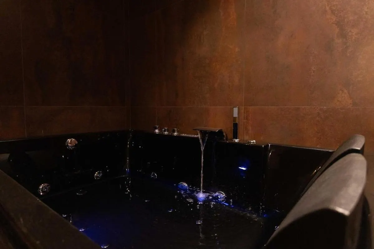 Black Room Suite And Spa Carini
