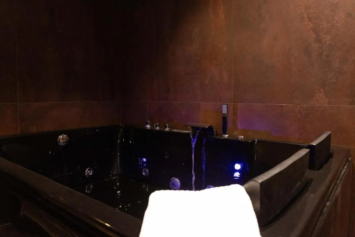 Black Room Suite And Spa Carini